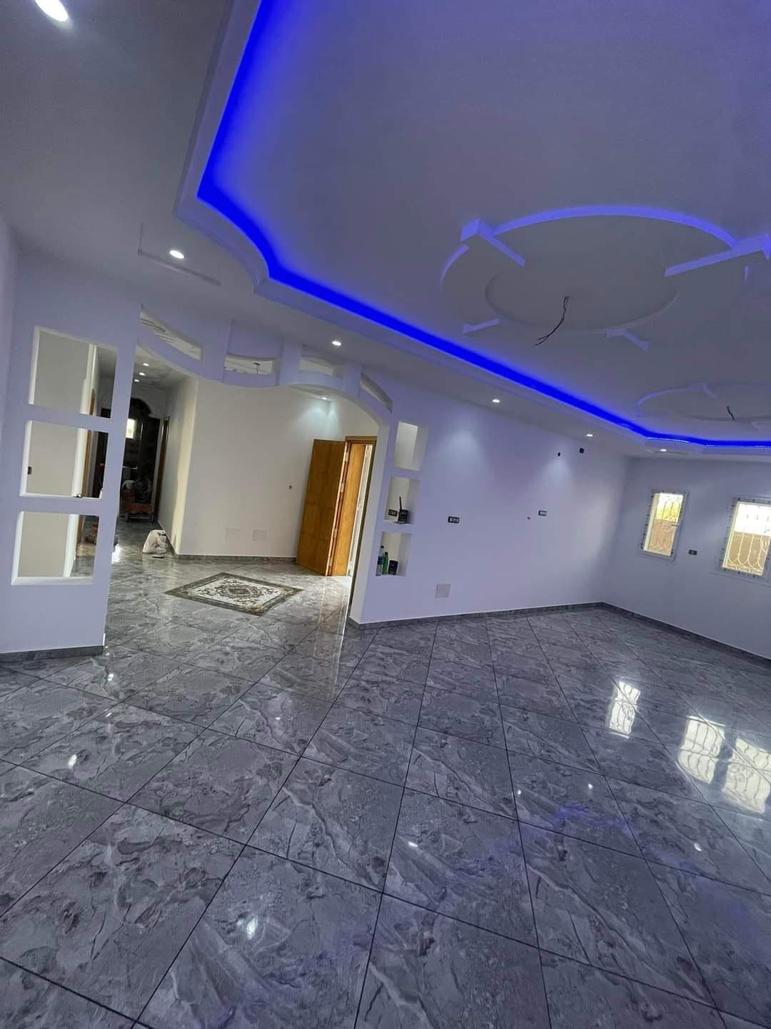 Faux plafond avec éclairage LED bleu, réalisation Adamas Travaux
